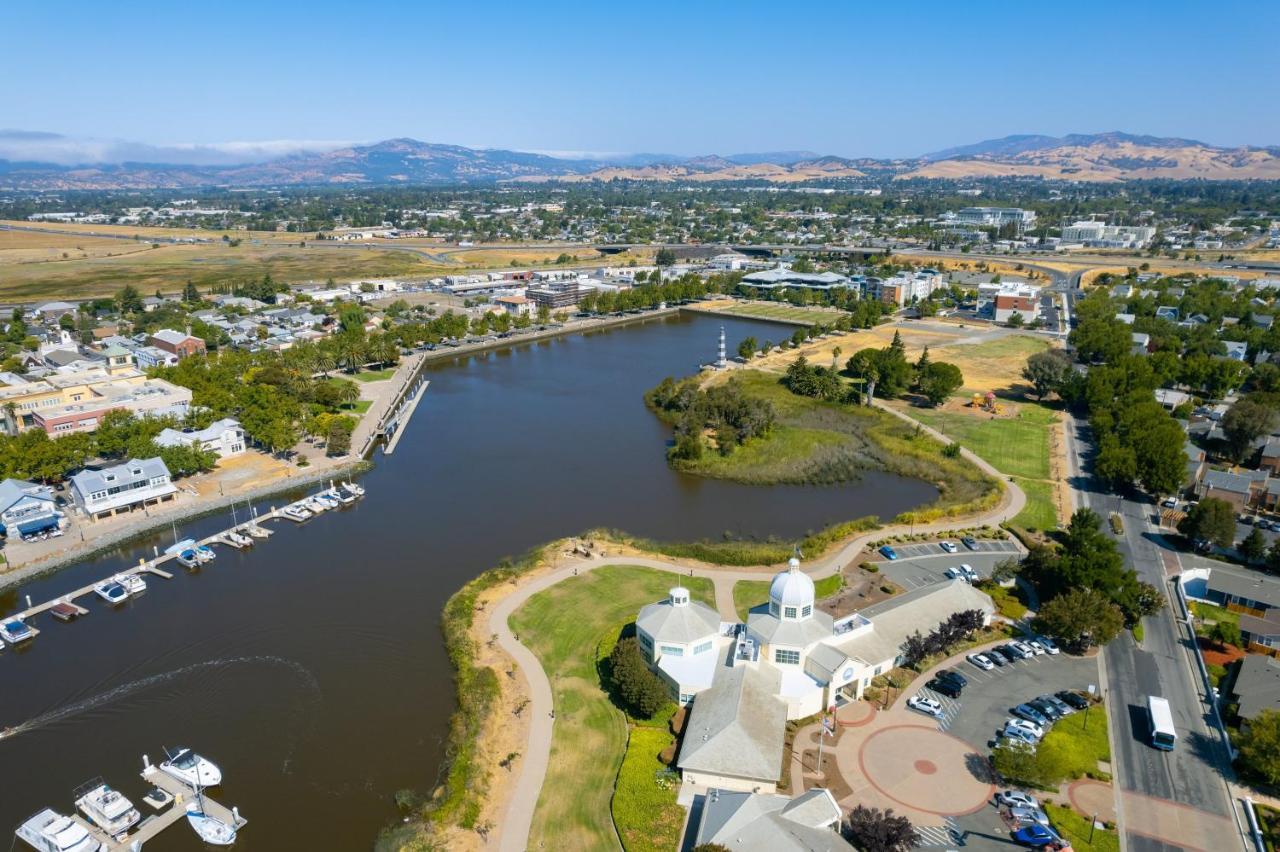 Holiday Inn Express & Suites - Suisun City By Ihg エクステリア 写真