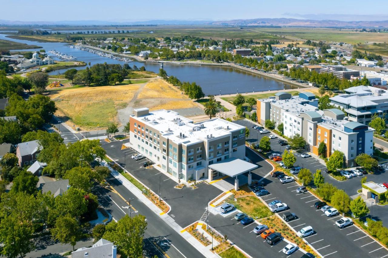 Holiday Inn Express & Suites - Suisun City By Ihg エクステリア 写真